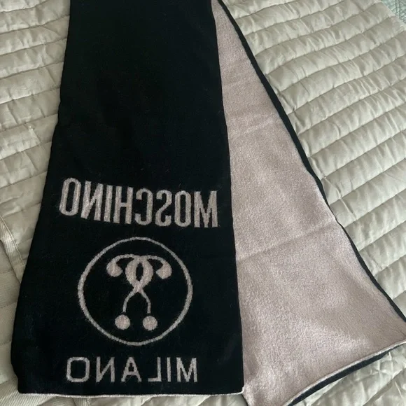 Muschino women wool scarf - Picture 2 of 3